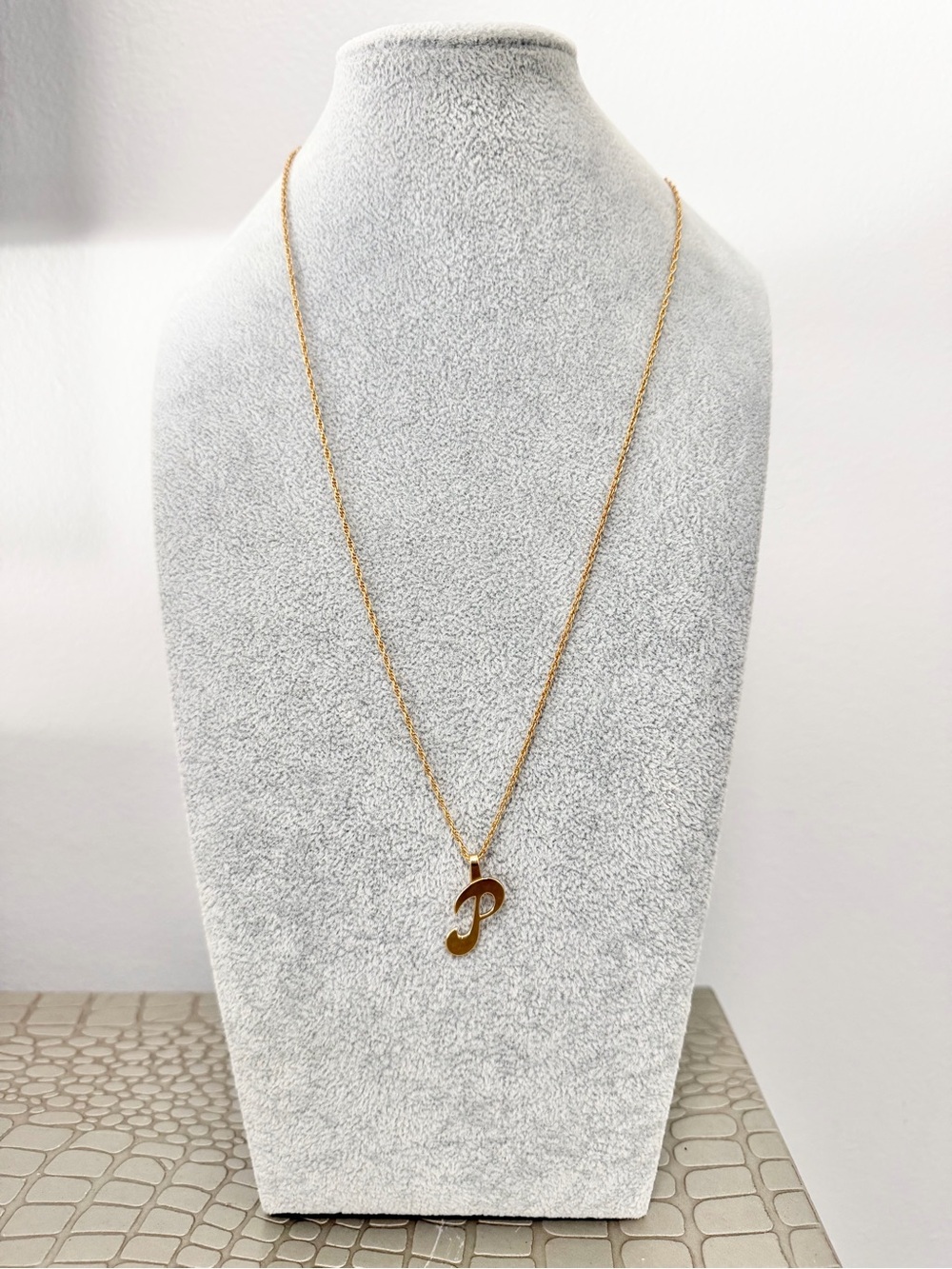 Vintage Avon Gold Tome Letter 'P' initial Pendant Necklace Layering Y2K